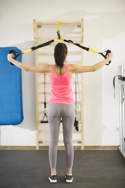 Frauentraining im Fitnessstudio — Stockfoto