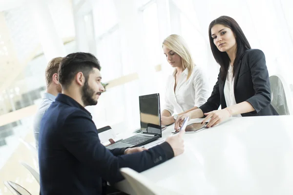 Empresários no escritório — Fotografia de Stock