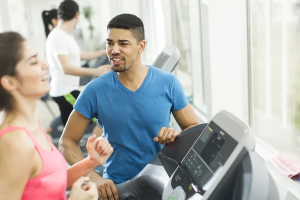 Jeunes personnes multiraciales s'entraînant dans la salle de gym — Photo