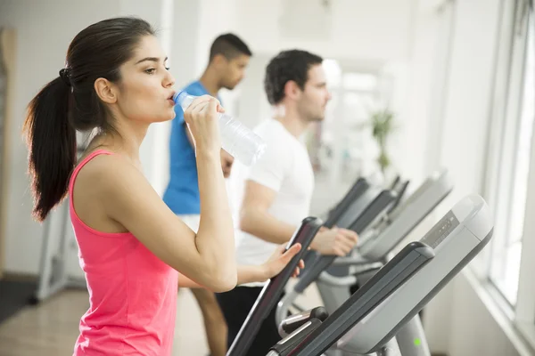 Kvinna träning i gymmet — Stockfoto