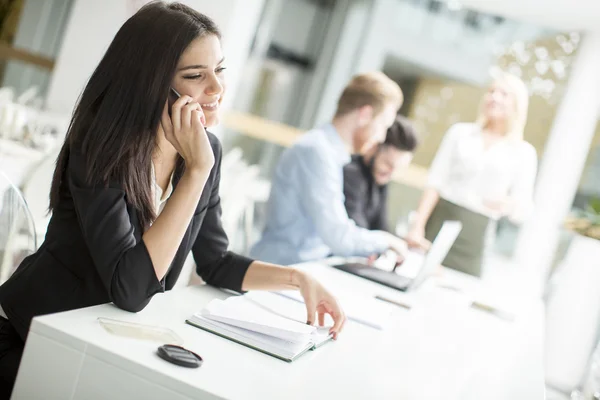 Young woman on the phone — Stock Photo, Image