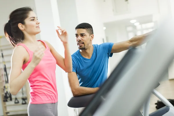 Junge multiethnische Menschen beim Training in der Turnhalle — Stockfoto