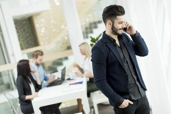 Jeune homme dans le bureau — Photo