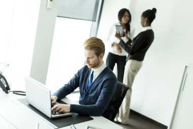 Ofisteki genç adam.