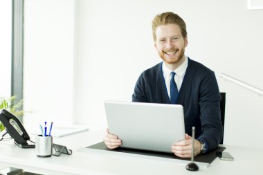 Ofisteki genç adam.