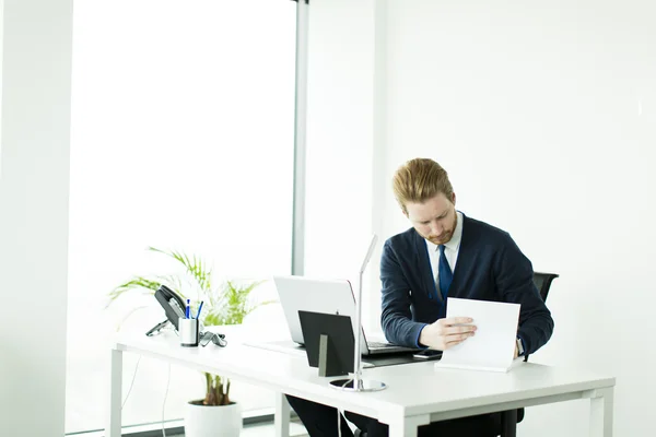 Junger Mann im Büro — Stockfoto