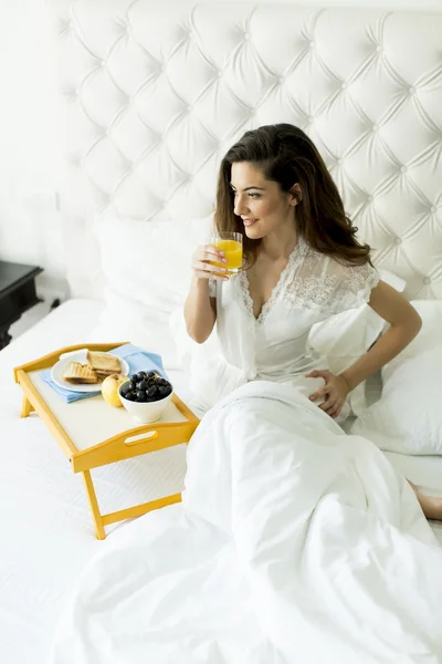 Mulher relaxante na cama — Fotografia de Stock