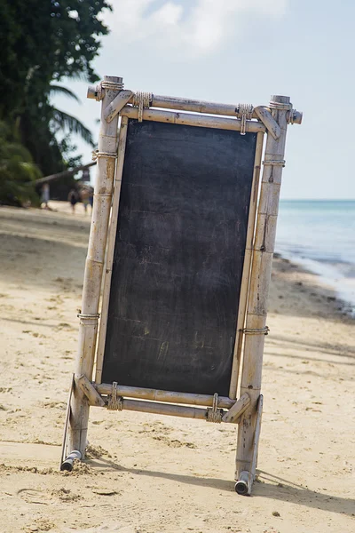 Cartello vuoto sulla spiaggia — Foto Stock