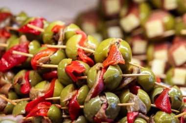 Zeytin kırmızı pul biber ile