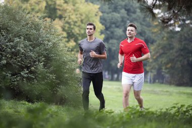 Parkta koşan insanlar