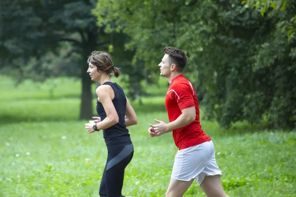 Les gens qui courent dans le parc — Photo