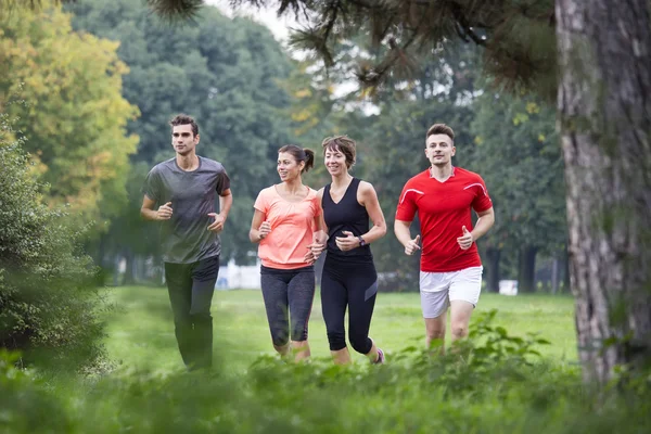 Jóvenes entrenando en el parque — Foto de Stock