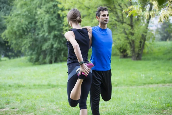 Paar training in het park — Stockfoto