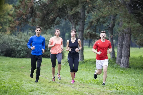 Jóvenes entrenando en el parque — Foto de Stock