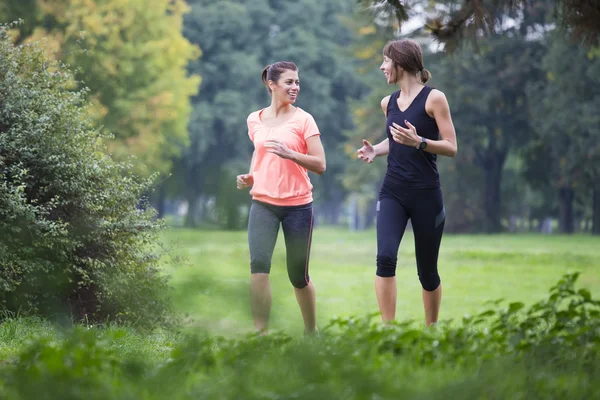 Les gens qui courent dans le parc — Photo