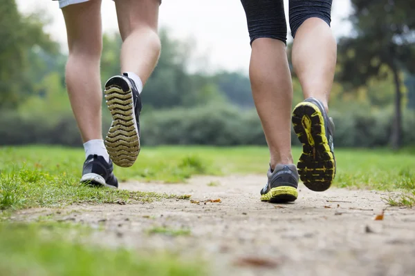 Mensen rennen in het park — Stockfoto