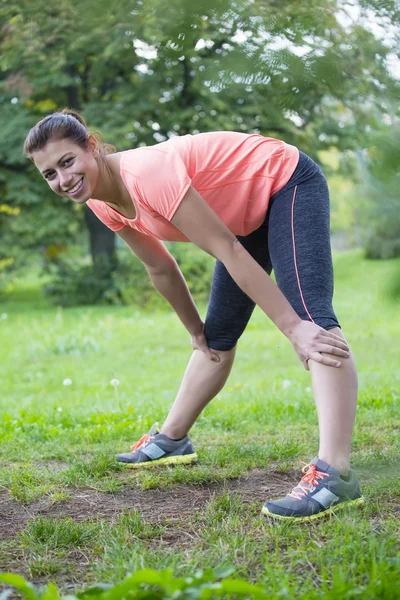 Mujer haciendo un entrenamiento — Foto de Stock