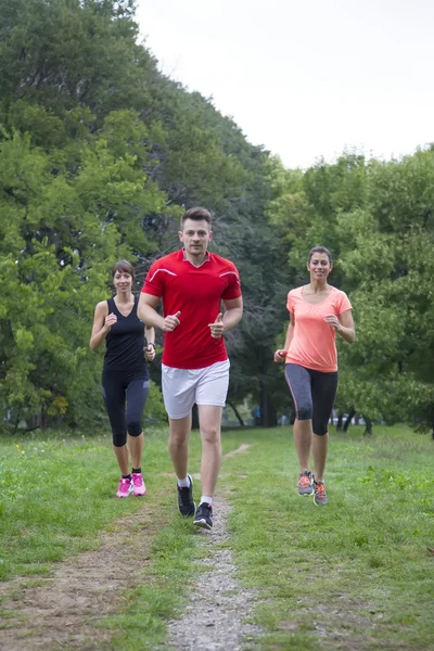 Gente corriendo en el parque — Foto de Stock