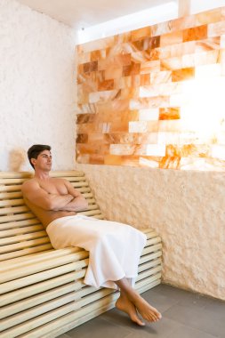 Tuz bir odadaki adam