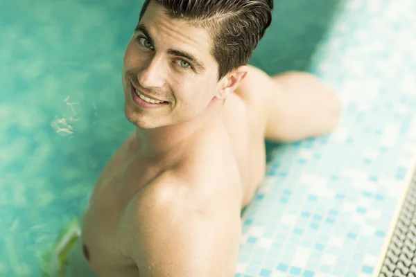 英俊的男人在泳池 — 图库照片