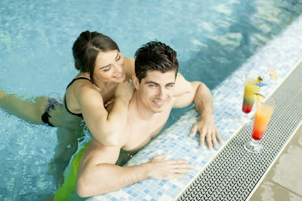 Jovem casal na piscina — Fotografia de Stock