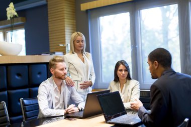 Ofisteki iş adamları.