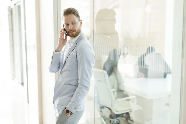 Junger Mann im Büro — Stockfoto