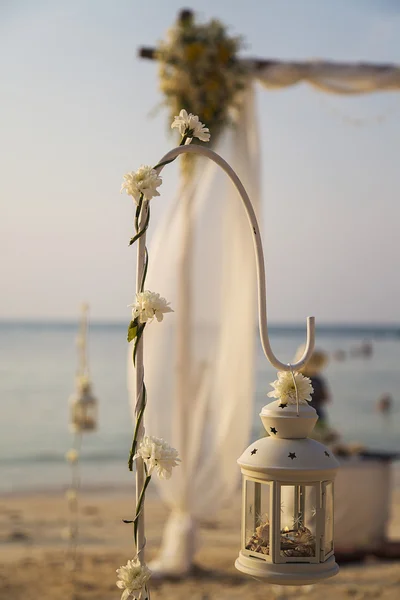 Mesa decorada en la playa — Foto de Stock