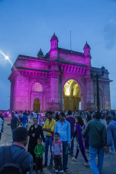 Niet-geïdentificeerde mensen voor de Gateway in Mumbai — Stockfoto