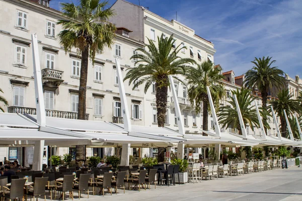 Touristen an der Riva - Seepromenade — Stockfoto