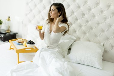 Kadın yatakta dinleniyor.