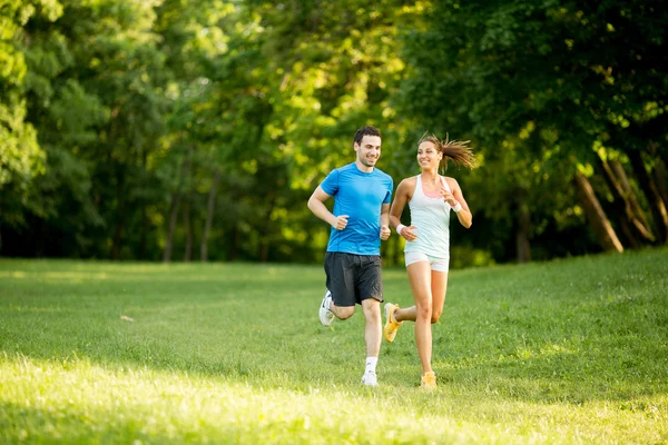 Joven pareja corriendo — Foto de Stock