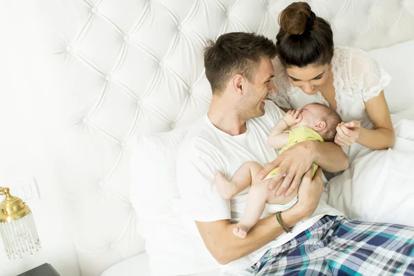 Família feliz em casa — Fotografia de Stock