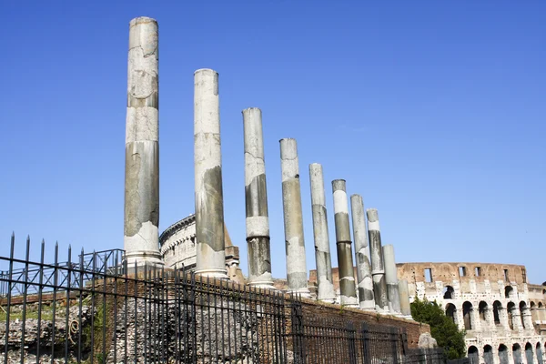 Roman columns near the Colosseum — Stock Photo, Image