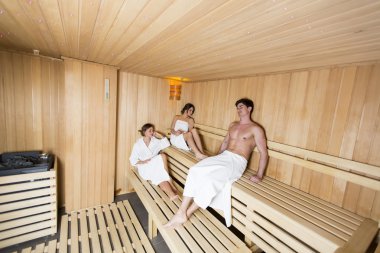 İnsanlar saunada dinlendirici