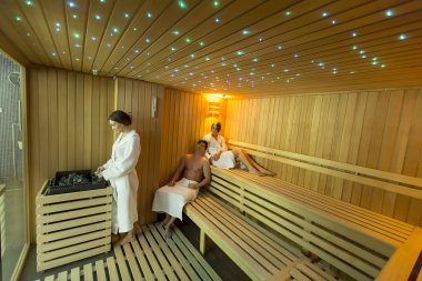 İnsanlar saunada dinlendirici