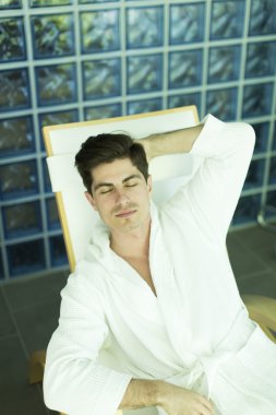 Spa'da rahatlatıcı adam