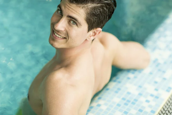 Beau mec dans la piscine — Photo