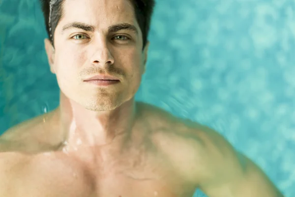 Człowiek, pływających w basenie — Zdjęcie stockowe