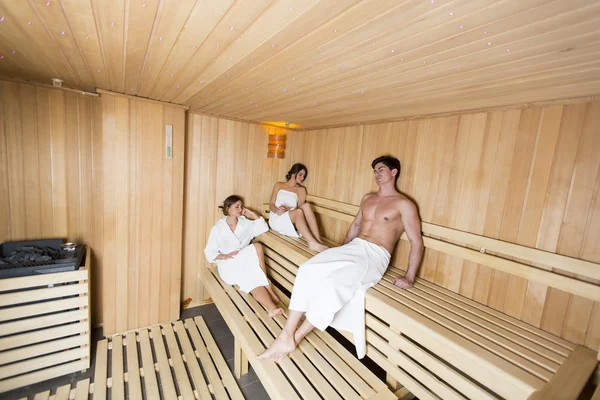 Gente relajándose en la sauna — Foto de Stock