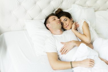 Genç çift yatakta.