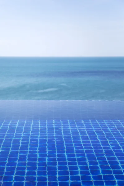 De wateroppervlakte van het zwembad — Stockfoto