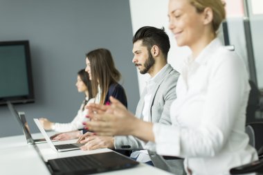 Ofisteki iş adamları.