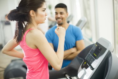 Gençler spor salonunda antrenman yapıyor.