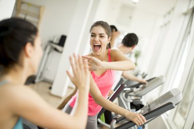 Spor salonundaki gençler.