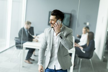 Ofisteki genç adam.