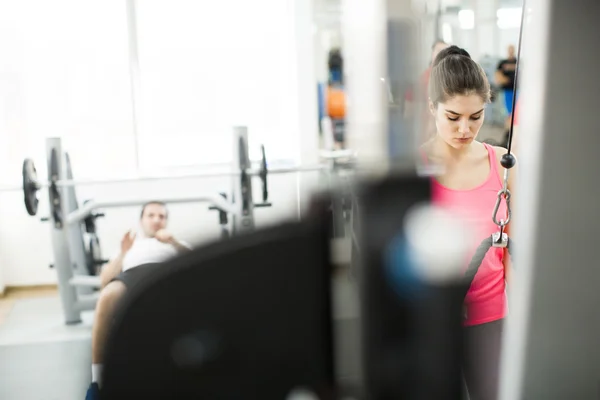 Entrenamiento de mujer en el gimnasio — Foto de Stock