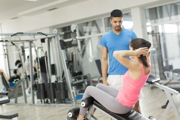 Frauentraining im Fitnessstudio — Stockfoto