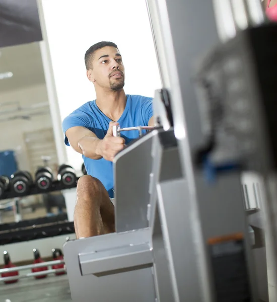 Allenamento uomo in palestra — Foto Stock