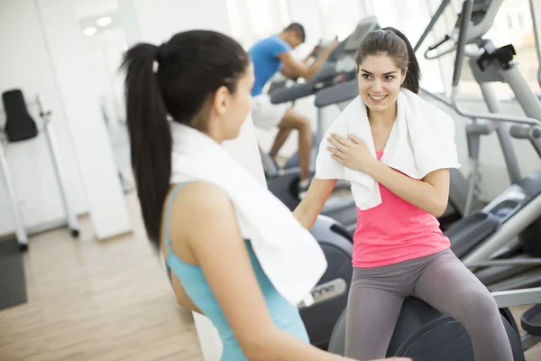 Zwei junge Frauen in der Turnhalle — Stockfoto